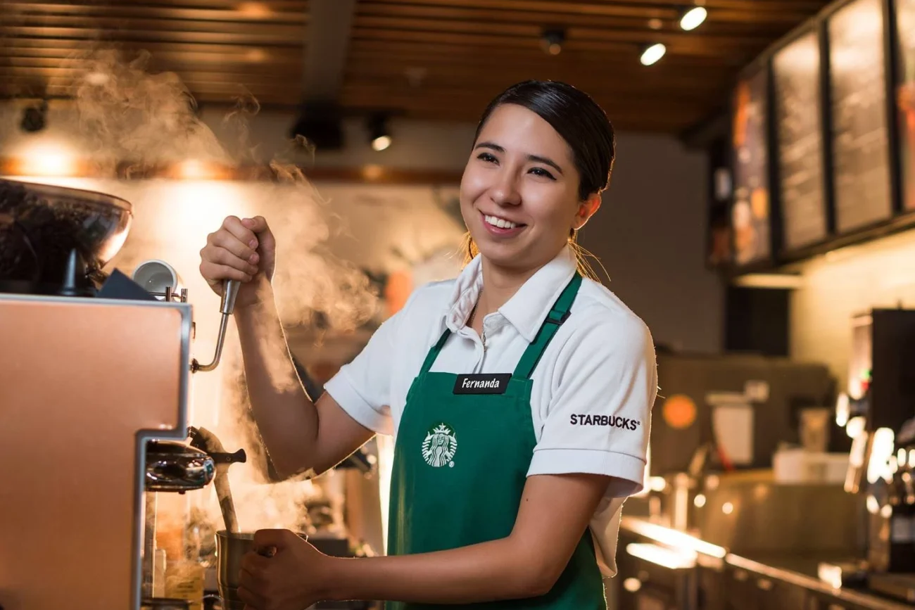 Barista de Starbucks ofreciendo un servicio personalizado al cliente